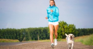 femme courir avec un chien