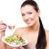 femme manger salade